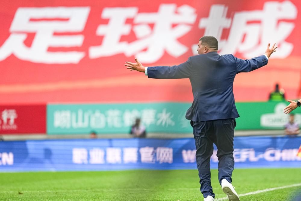 JoeBurrow领衔美式橄榄球新时代从大学传奇到职业赛场领袖成长全记录